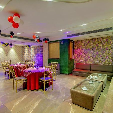 Townhouse Oak Hotel Dev Palace Делі Екстер'єр фото