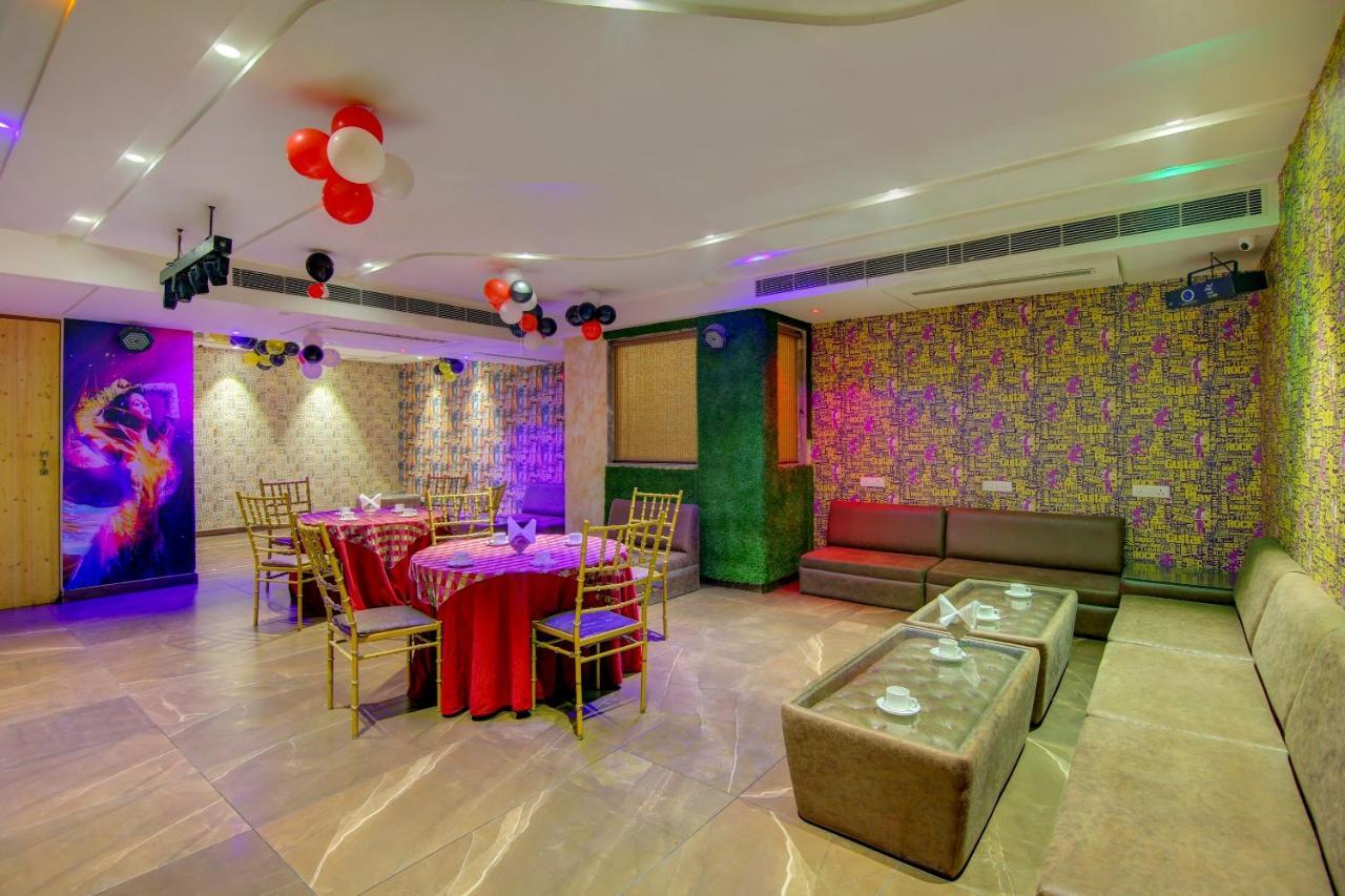 Townhouse Oak Hotel Dev Palace Делі Екстер'єр фото