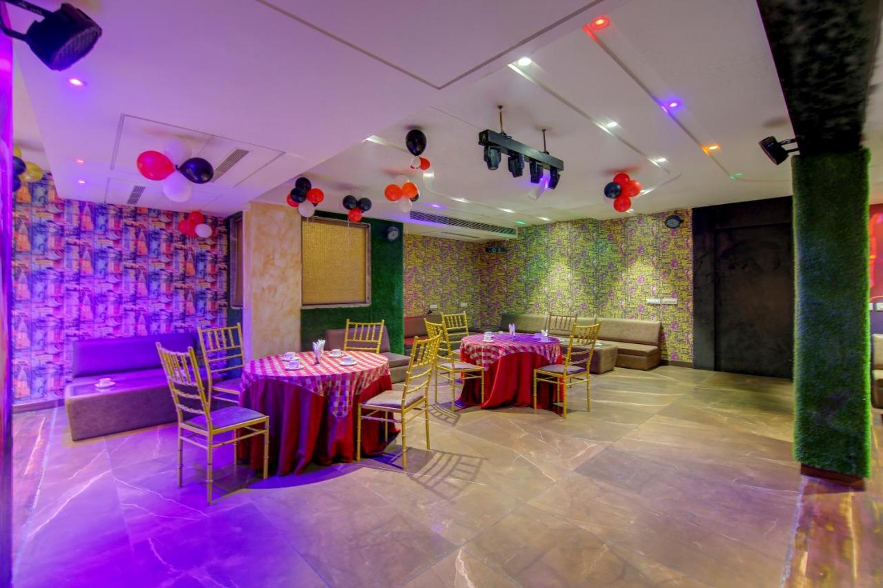 Townhouse Oak Hotel Dev Palace Делі Екстер'єр фото