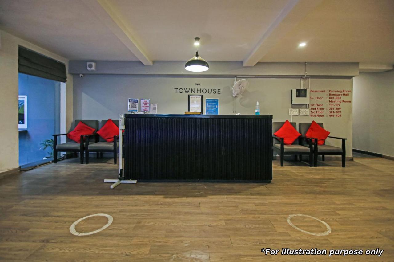Townhouse Oak Hotel Dev Palace Делі Екстер'єр фото